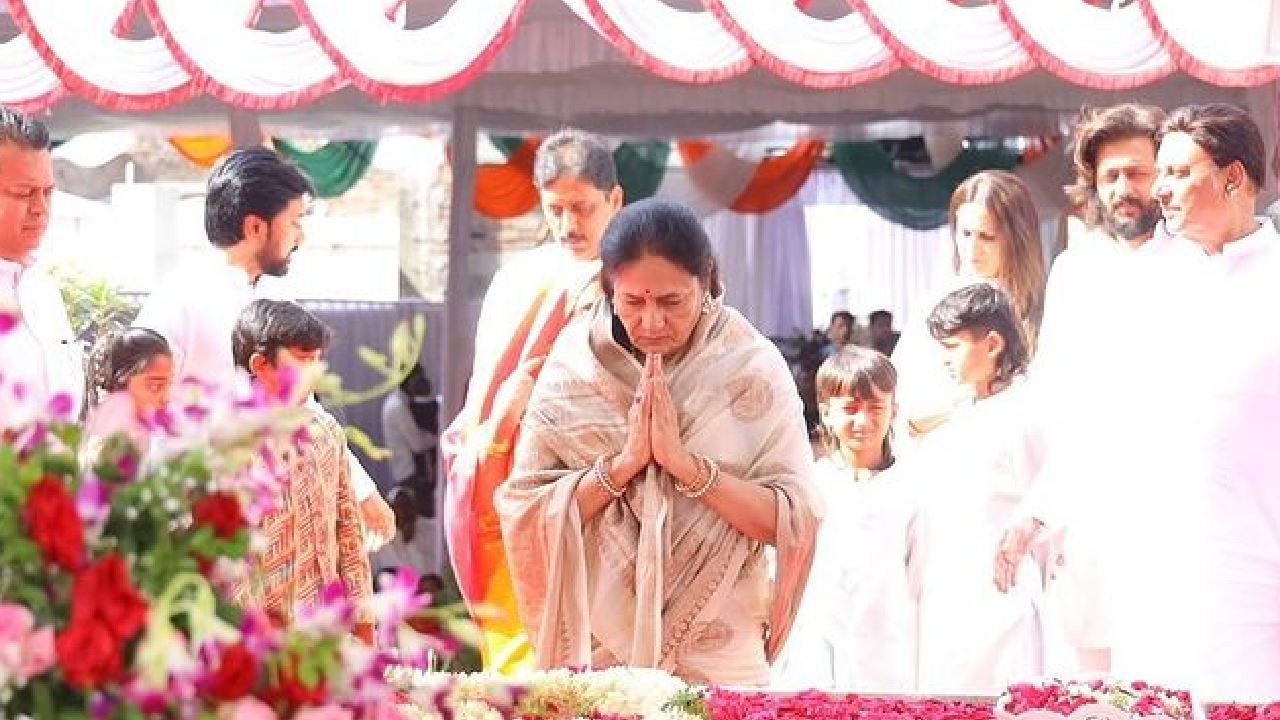 विलासराव देशमुख यांचं 14 ऑगस्ट 2012 रोजी निधन झालं. रितेश अनेकदा त्याच्या वडिलांविषयी मोकळेपणे व्यक्त झाला. काही दिवसांपूर्वी जेव्हा विलासराव देशमुख स्मृती सोहळा आयोजित करण्यात आला होता, तेव्हा वडिलांच्या आठवणींना उजाळा देताना रितेशच्या डोळ्यांत अश्रू होते.
