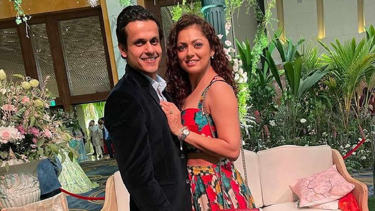 या व्हिडीओवर चाहत्यांकडून आणि सेलिब्रिटींकडून शुभेच्छांचा वर्षाव होतोय. दृष्टीने 21 फेब्रुवारी 2015 रोजी बिझनेसमन नीरज खेमकाशी लग्न केलं. आता येत्या ऑक्टोबर महिन्यात त्यांच्या घरात पाळणा हलणार आहे.  