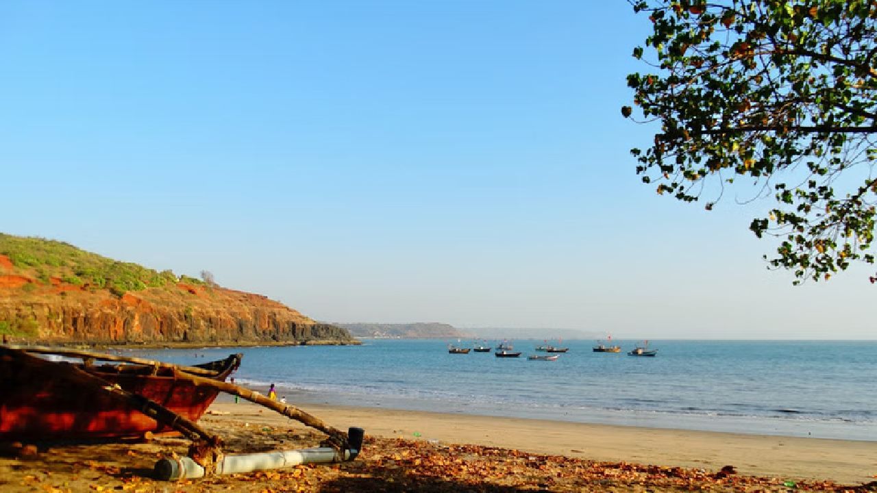 कोकण हा किनारी भागात असल्याने त्याठिकाणी जास्त पाऊस असतो. त्यामुळे तिथे मान्सून सहलीचं नियोजन करताना योग्य ती खबरदारी घेणं आवश्यक आहे. कुटुंबीय किंवा मित्रमैत्रिणींसोबत भेट देण्यासाठी ही सर्वोत्तम जागा आहे.