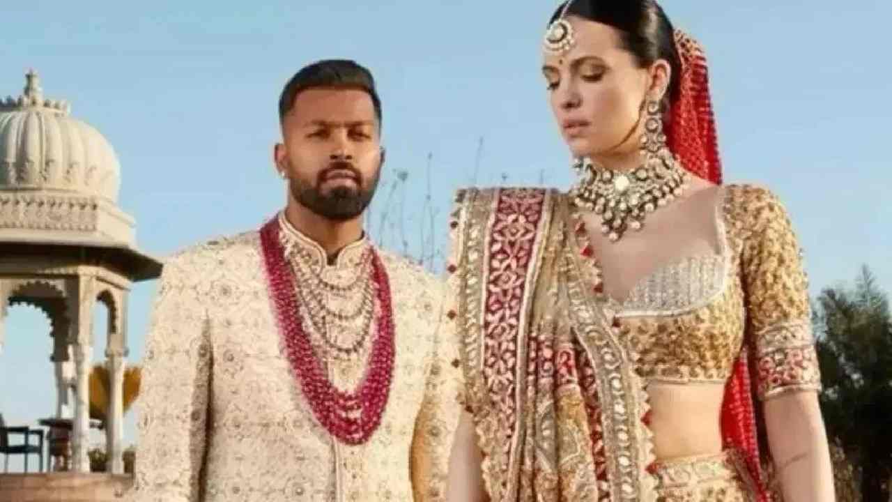 घटस्फोटाच्या चर्चा दरम्यान हार्दिक पांड्याचा एक व्हिडिओ व्हायरल झालाय. त्यात तो म्हणतोय की, मी कुठलीही संपत्ती माझ्या आई-बाबांच्या नावावर घेईन, जेणेकरुन भविष्यात कोणाला 50 टक्के वाटा द्यावा लागू नये.