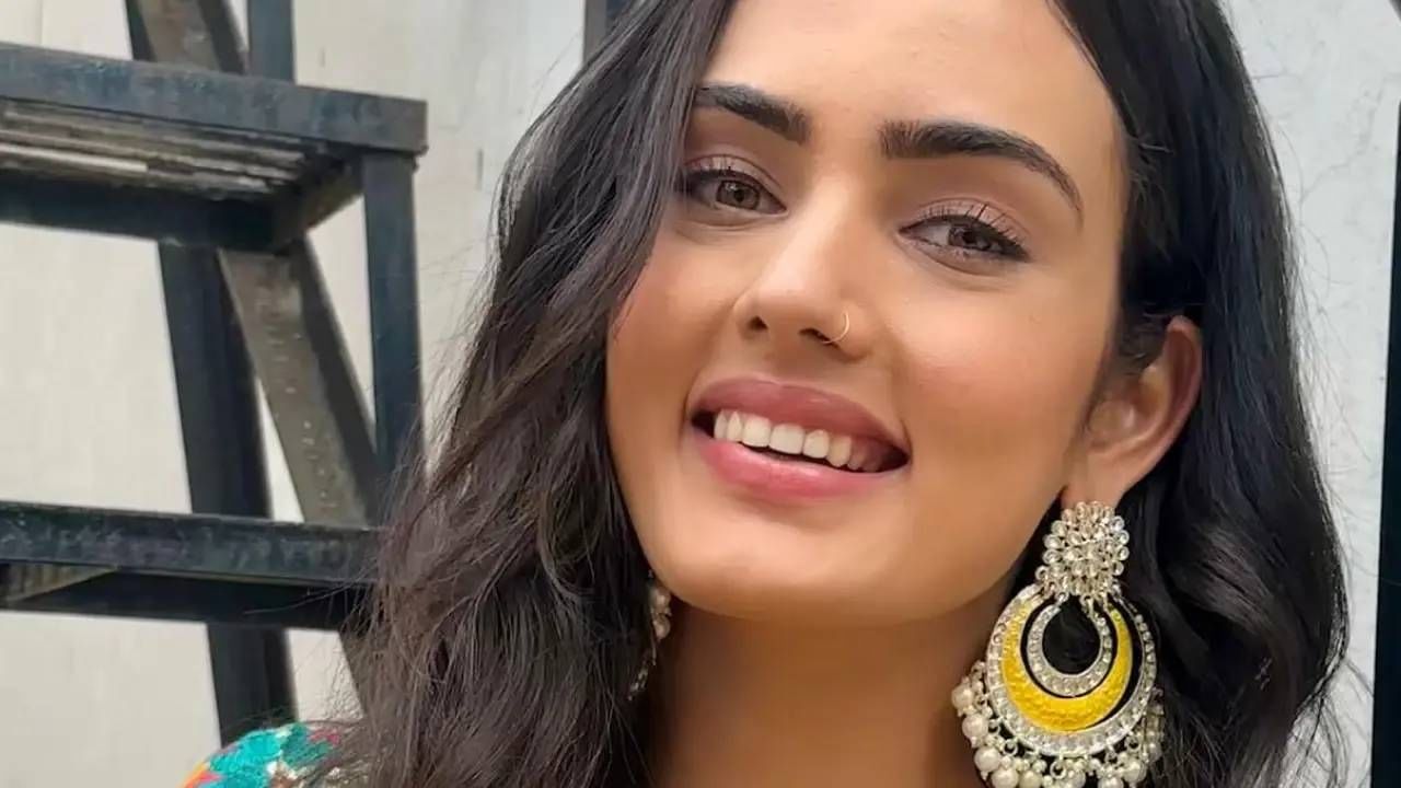 हिमांशी पाराशर आणि करण मेहरा यांचे अफेअर सुरू असल्याचे सांगितले जाते. हिमांशी पाराशर हिच्यामुळेच करण मेहराचा घटस्फोट झाल्याचा आरोप केला जातो.