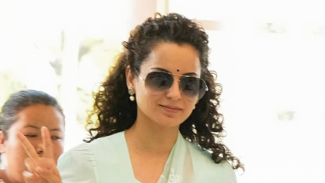 नव्या जोडीसोबतचे खास फोटो कंगना राणावत हिने सोशल मीडियावर शेअर आहेत. कंगना राणावत आता राजकारणात चांगलीच सक्रिय झालीये.