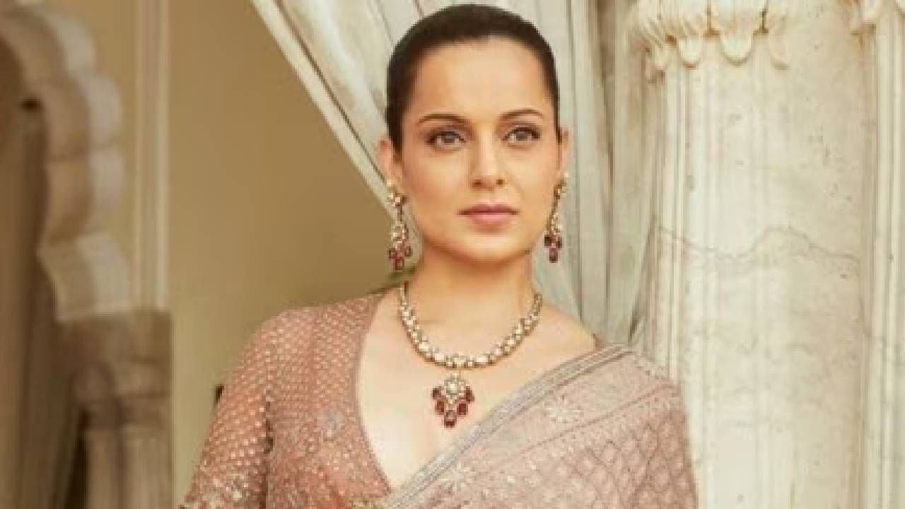 कंगना राणावत हिचा कजिन वरूण याचे लग्न आहे. याचेच काही खास फोटो हे कंगना राणावत हिने सोशल मीडियावर शेअर केले आहेत. हळदीचा कार्यक्रमातील फोटो तिने शेअर केले.