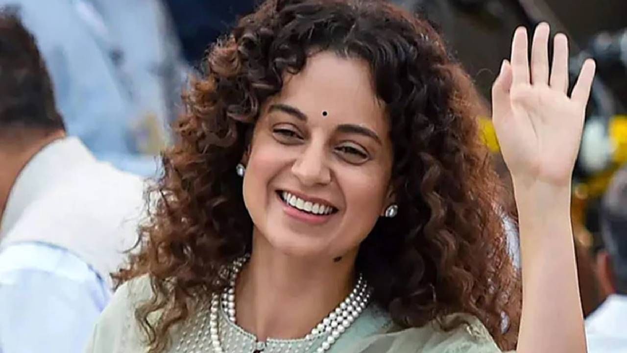 आता लोकसभा निवडणूक लढवल्यानंतर कंगना राणावत हिच्या घरी लगीनघाई सुरू झाल्याचे बघायला मिळतंय. कंगना राणावतने काही फोटोही शेअर केले आहेत.