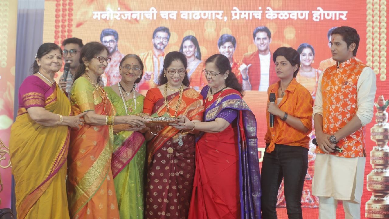 आकाशने उखाण्याच्या खेळात बाजी मारली तर उखाण्याच्या खेळात लीलाने, वसुंधरेच्या गुरुची भूमिका पार पाडली. उपस्थित असलेल्या बायकांनी या जोड्यांचं औक्षण केलं. इतकंच नाही तर आशीर्वादसुद्धा वेगळ्या पद्धतींनी दिले गेले.