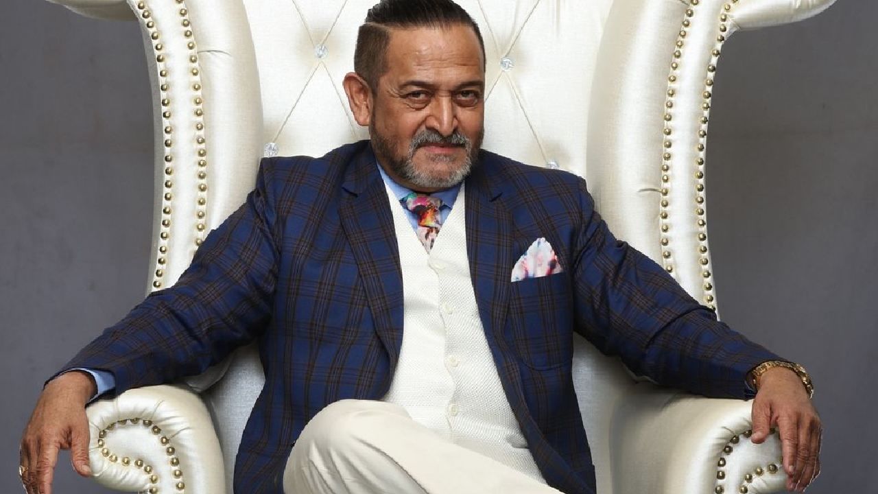 'बिग बॉस मराठी 5'चा नवीन प्रोमो पाहताच नेटकऱ्यांनी त्यावर विविध प्रतिक्रिया दिल्या. महेश मांजरेकर नाहीत, हे जाणून काहींनी नाराजीसुद्धा व्यक्त केली. ‘बिग बॉस’ हा शो मराठीत सुरू झाल्यापासून निर्माते-दिग्दर्शक महेश मांजरेकर यांनीच या शोचं सूत्रसंचालन केलं होतं.