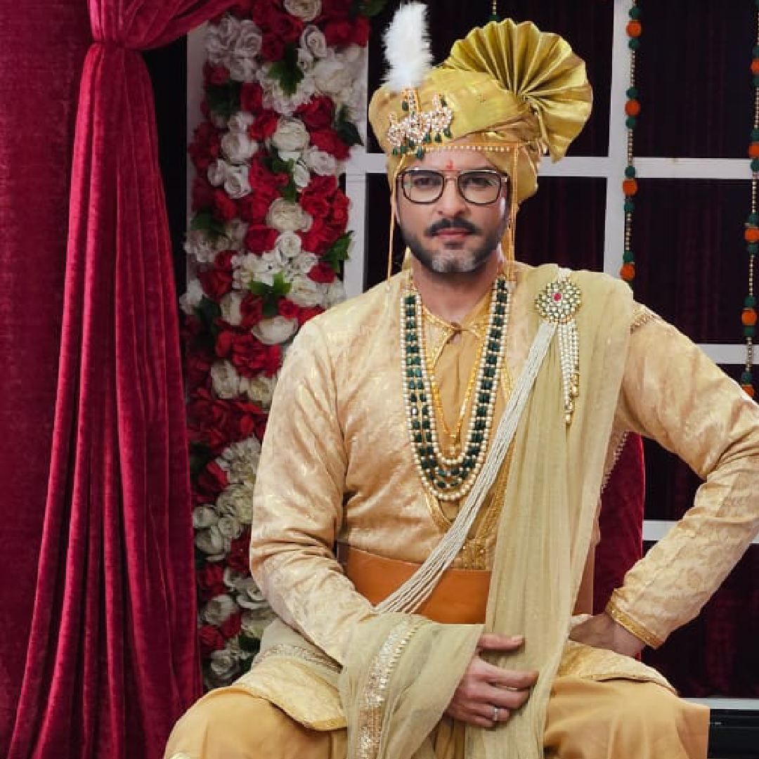 तिसरं आणि सर्वात भव्य लग्नसोहळा ज्याची चर्चा सर्वत्र होत आहे ती म्हणजे एजे आणि लीलाचं लग्न. इथे सगळं काही शाही होतं. अभिराम जहागीरदारचं लग्न होतं, त्यामुळे संपूर्ण सजावटीत भव्यता दिसून येत होती. लग्नाची सात वचनं एका सुंदर रांगोळीमध्ये लिहिली गेली होती.  