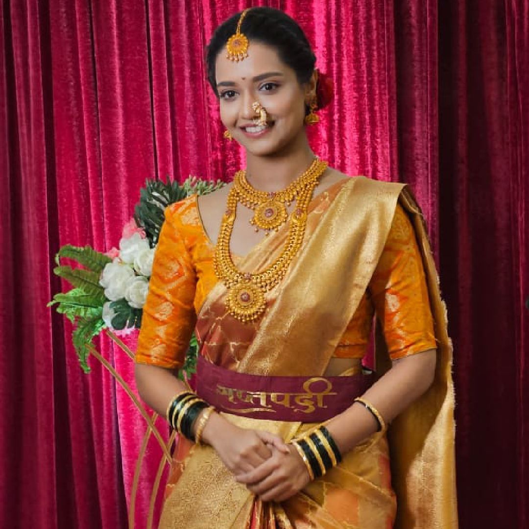 नवदेव आणि नवरी सोनेरी रंगांच्या पोशाखात सजले होते. लीलाच्या लूकची खास गोष्ट म्हणजे तिच्या कमरेत बांधलेला सप्तपदीचा पट्टा. लग्नात जरी काही कमी नसली तरी पण जेव्हा नवरीचा चेहरा त्या ओढलेल्या पदरामधून सगळ्यांसमोर येईल तेव्हा काय होईल हे बघण्यासारखं असेल. 