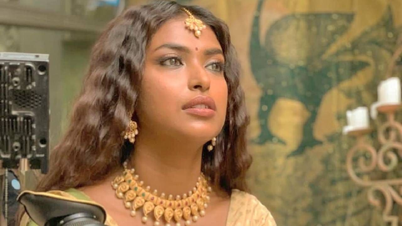 मी त्याला समजवण्यासाठी थेट इटलीला पण गेले. परंतू त्याच्या मागण्या वाढतच होत्या. मी तिथेच ठरवले की, आपण आता वेगळे व्हायला पाहिजे आणि ब्रेकअप केले. ब्रेकअपनंतर मी तणावात सतत खात होते आणि माझे वजन वाढले. आता मी फक्त माझ्या करिअरवर लक्ष देत आहे.