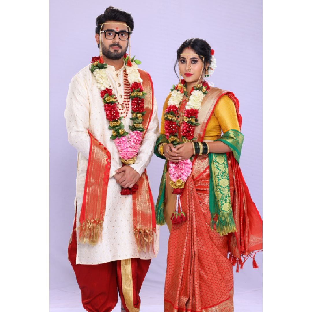 या लग्नात संगीत पासून ते लग्नापर्यंत सर्व कार्यक्रम सुंदरपणे रचले गेले होते. लाल आणि पिवळ्या रंगाच्या सहावारी नेसून, केसात लाल-पिवळे गुलाब माळून वसु नवरी रूपात सजली होती. तर आकाशने हलक्या पांढऱ्या रंगाच्या शेरवानी सोबत एक लाल रंगाचा शेला खांद्यावर ओढला होता.   