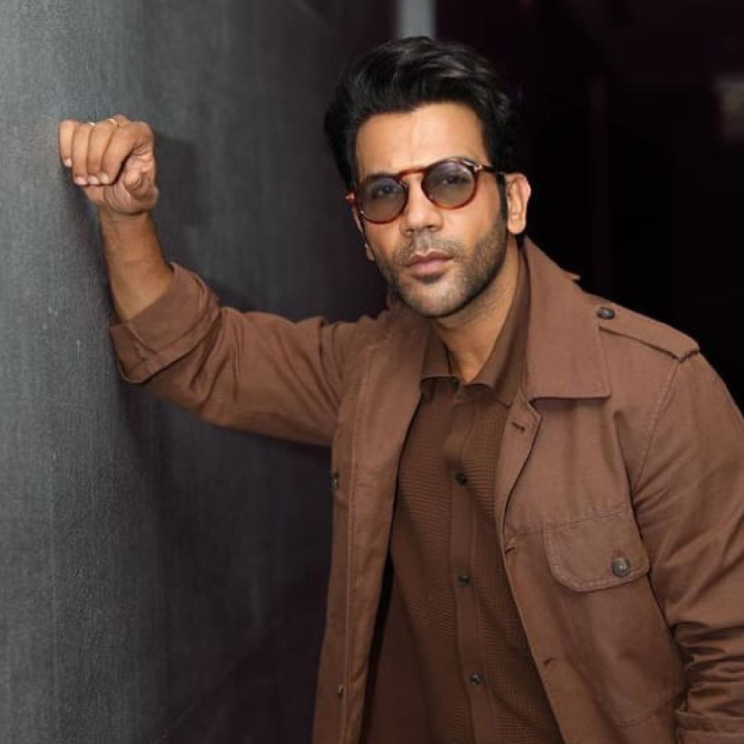 अभिनेता राजकुमार रावला जान्हवीपेक्षा एक कोटी रुपये अधिक मानधन मिळालं आहे. त्याने 6 कोटी रुपये फी स्वीकारली आहे. शरन शर्माने या चित्रपटाचं दिग्दर्शन केलं आहे.