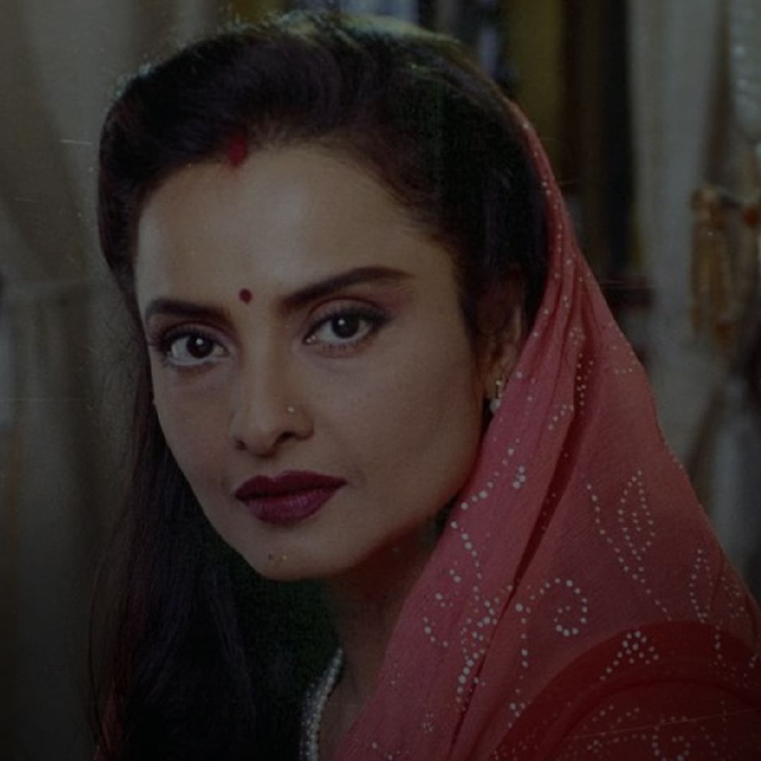 रेखा या मुंबईतल्या बँडस्टँड परिसरात राहतात. त्यांच्या एका बाजूला शाहरुख खानचा 'मन्नत' बंगला आहे तर दुसरीकडे सलमान खानचं 'गॅलेक्सी अपार्टमेंट्स' आहे. रेखा यांच्या या बंगल्याची किंमत जवळपास 100 कोटी रुपये इतकी आहे. या बंगल्याचं नाव 'बसेरा' असं आहे.