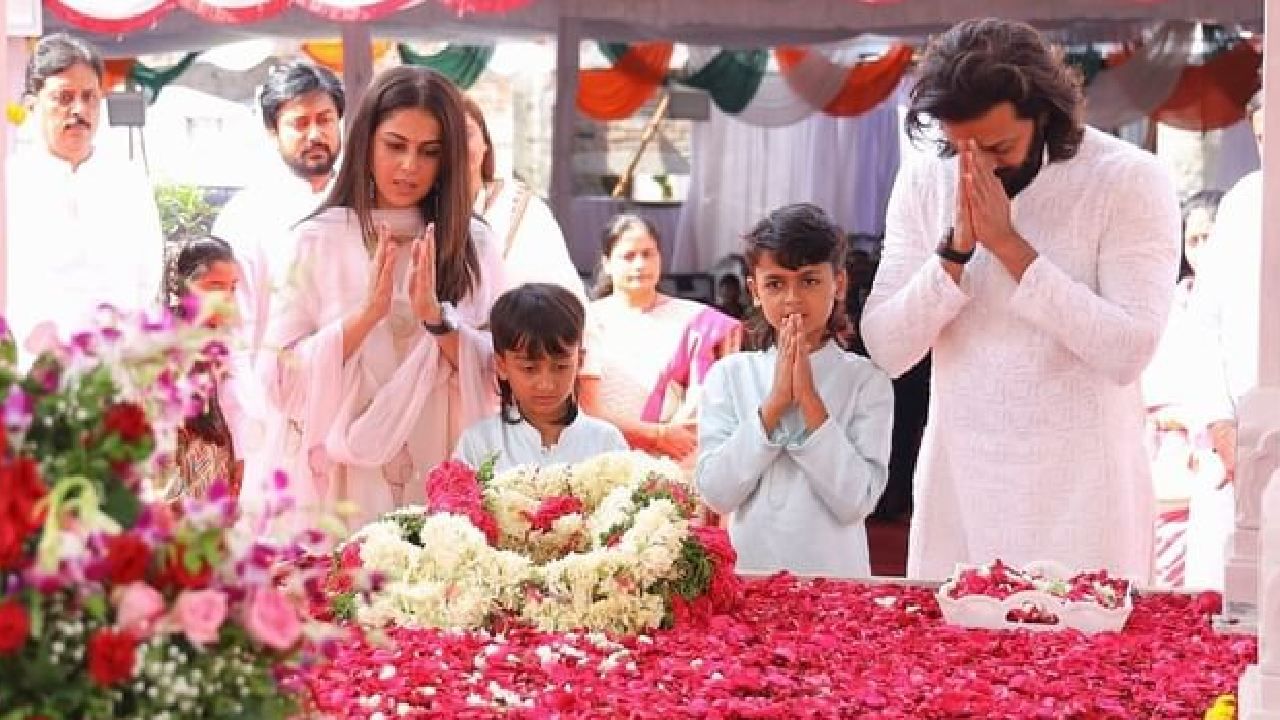 या फोटोंवर नेटकऱ्यांनी लाइक्स आणि कमेंट्सचा वर्षाव केला आहे. 'महाराष्ट्राचे सर्वोत्तम मुख्यमंत्री होते', असं एकाने लिहिलं. तर 'रितेश सर, तुम्हाला अधिक बळ मिळो', असं दुसऱ्याने म्हटलंय.