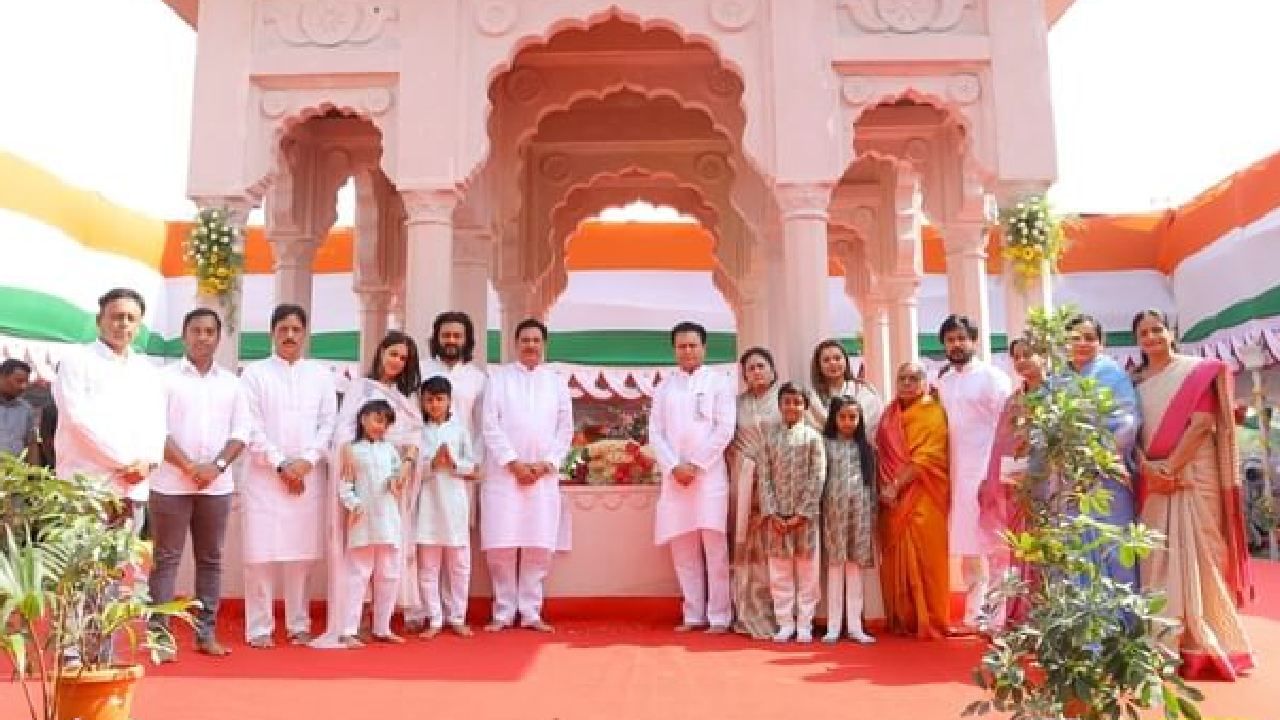 रितेशचे भाऊ आणि आमदार धीरज देशमुख यांनीसुद्धा सोशल मीडियावर काही फोटो पोस्ट केले आहेत. धीरज यांच्या पत्नी दीपशिखा देशमुख, अमित देशमुख आणि इतरसुद्धा या फोटोंमध्ये दिसत आहेत.