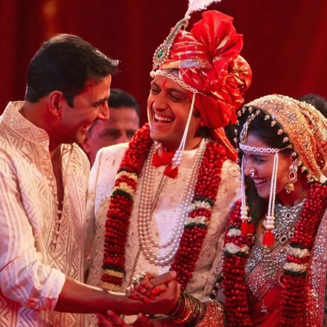 रितेश-जिनिलियाच्या लग्नसोहळ्यातील हा एक खास क्षण.. अभिनेता अक्षय कुमार या लग्नाला आवर्जून उपस्थित होता. रितेश आणि जिनिलियाची भेट घेताना त्यांच्या चेहऱ्यावरील आनंद स्पष्ट दिसून येत आहे.