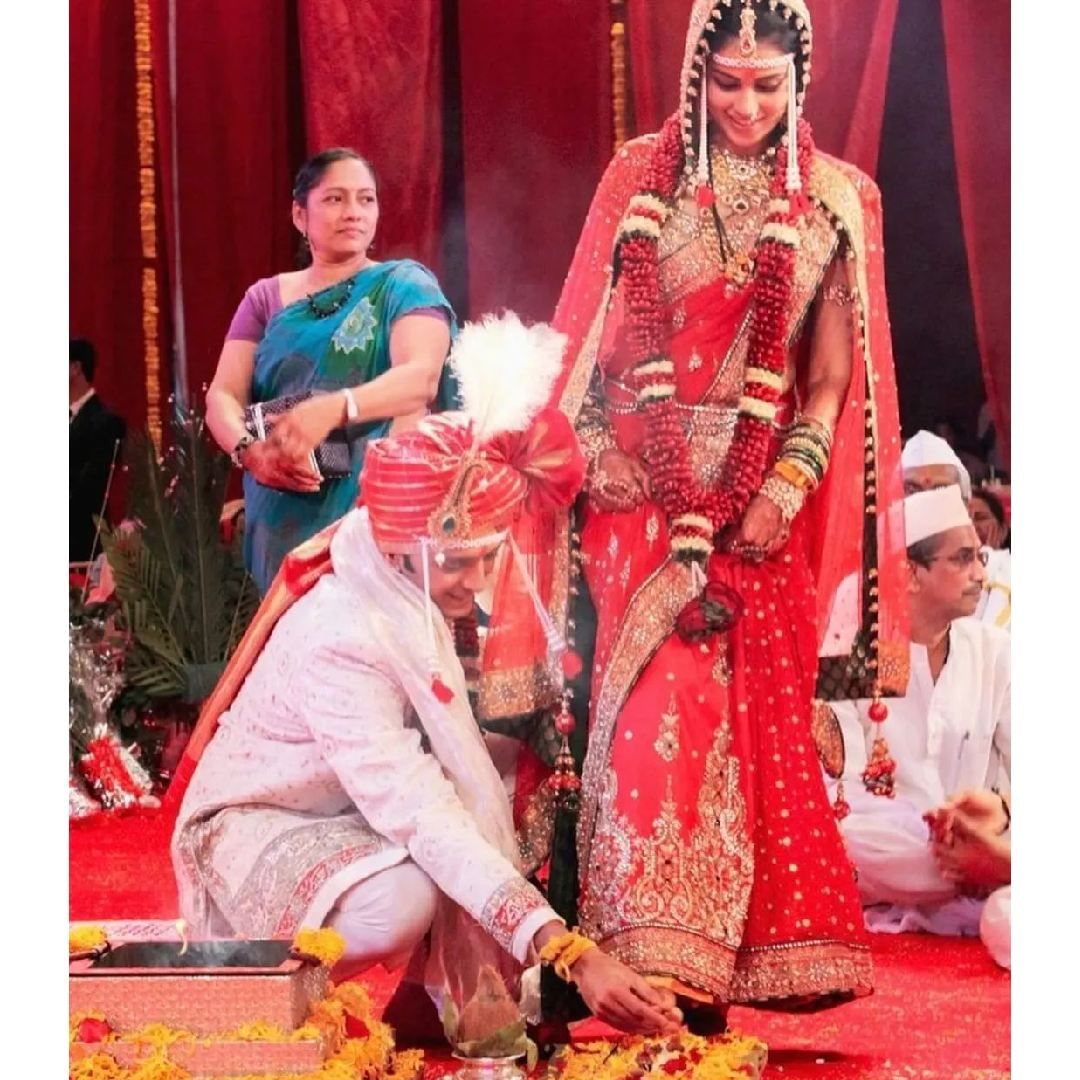 रितेश आणि जिनिलियाच्या लग्नसोहळ्यातील हे खास क्षण तुम्ही क्वचितच पाहिले असतील. लग्नात जिनिलियाने लाल रंगाचा लेहंगा परिधान केला होता, तर रितेशने पांढऱ्या रंगाची शेरवानी घातली होती.