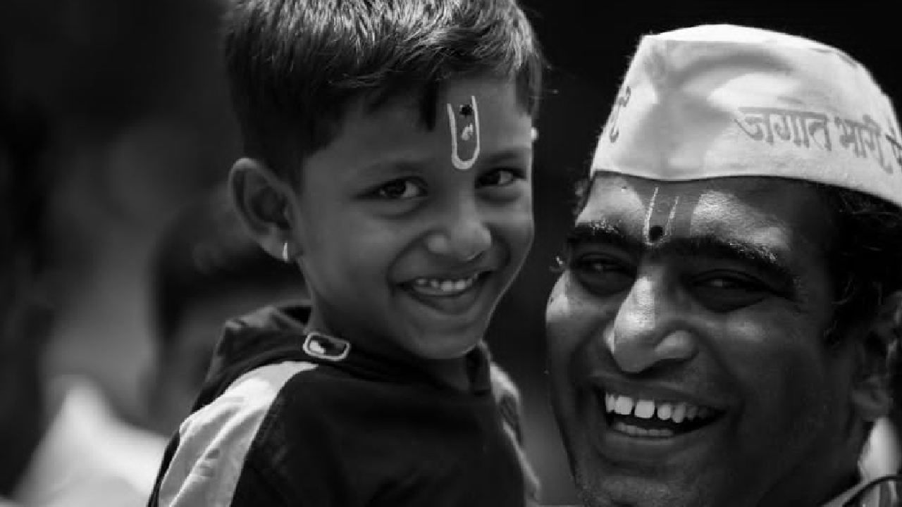 अभिनेता संदीप पाठकने 'जगात भारी पंढरीची वारी' हे चैतन्यमय गाणं पांडुरंगाच्या भक्तांसाठी आणलं आहे. वारीचा आनंदानुभव देणारं हे गाणं गीतकार गुरू ठाकूर यांनी शब्दबद्ध केलं आहे. मनीष राजगिरे यांचा आर्त स्वर या गाण्याला लाभला असून विजय गवंडे यांनी गाण्याला संगीत दिलं आहे.