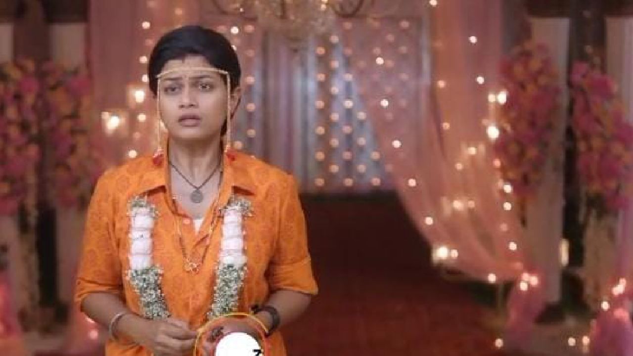 लग्नाचा मांडव सजला आहे, नवरदेव मांडवात नवरीची वाट पाहत आहे, पण नवरी मांडवातून गायब आहे. ऐनवेळी दिव्या चंदनसोबत पळून जाण्याचा निर्णय घेते.