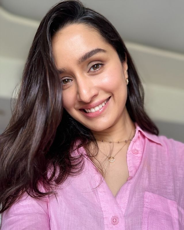 श्रद्धा सोशल मीडियावर कायम सक्रिय असते. सोशल मीडियावर तिच्या चाहत्यांची संख्या देखील फार मोठी आहे. चाहते देखील अभिनेत्रीच्या पोस्टवर लाईक्स आणि कमेंटचा वर्षाव करत असतात.