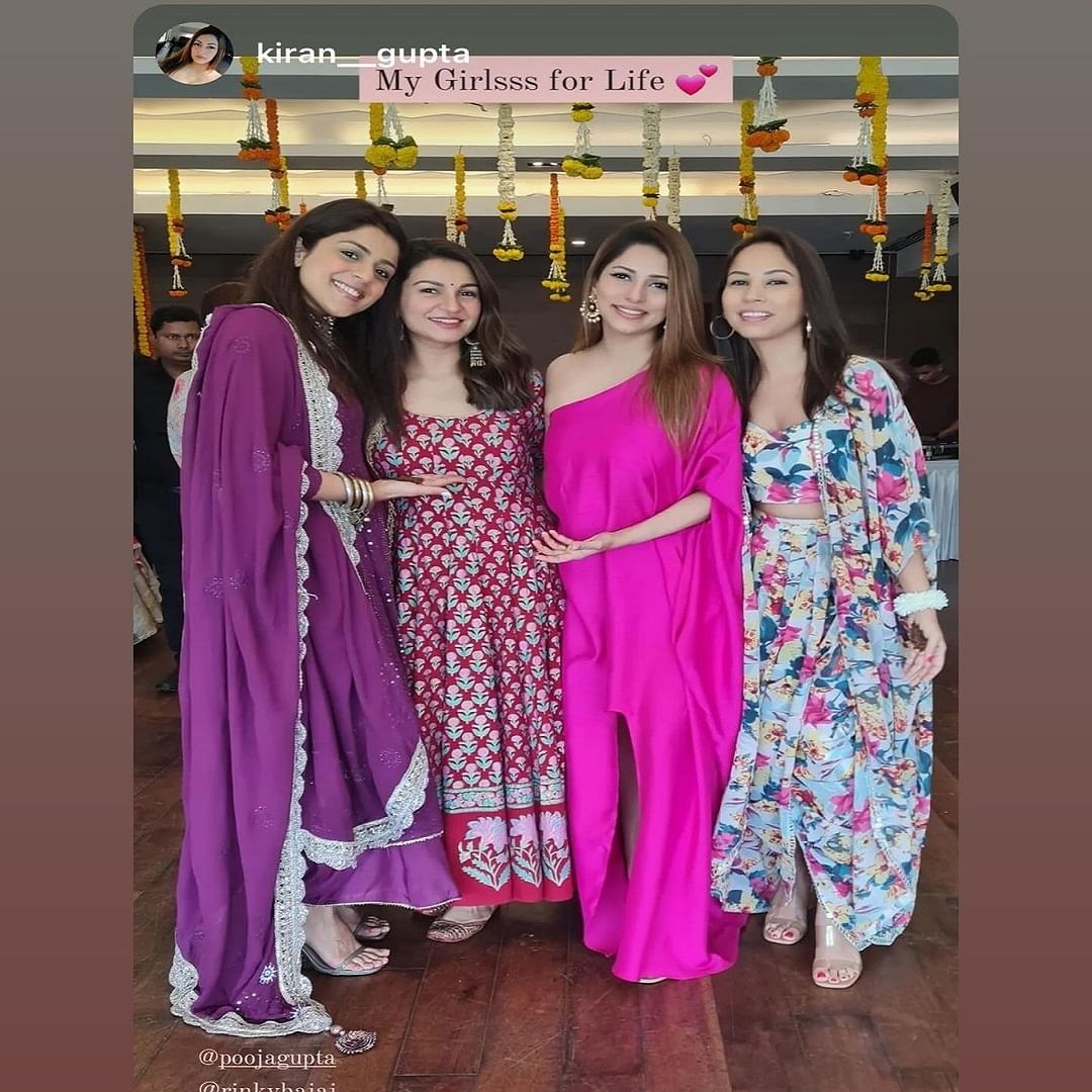 कुटुंबियांसोबत सोनाक्षी - झहीर यांनी मेहेंदी कार्यक्रमाचा आनंद घेतला आहे. मिळालेल्या माहितीनुसार, लग्न सोहळा फार कमी लोकांमध्ये पार पडणार आहे.