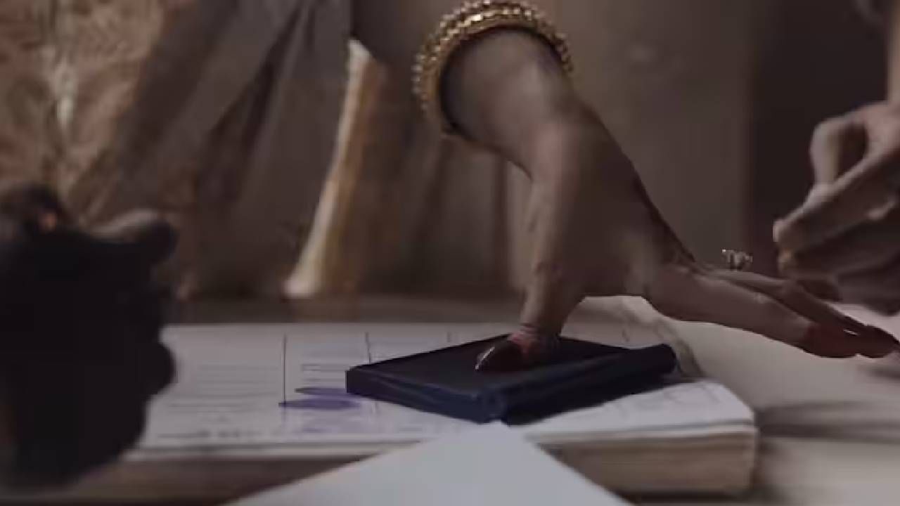 सोनाक्षी आणि झहीर इक्बाल यांनी सर्वात अगोदर रजिस्टर मॅरेज केले. यावेळी दोन्ही कुटुंबातील सदस्य उपस्थित दिसत आहेत. मॅरेज सर्टिफिकेटवर अंगठ्याचा ठसा देताना सोनाक्षी दिसत आहे.