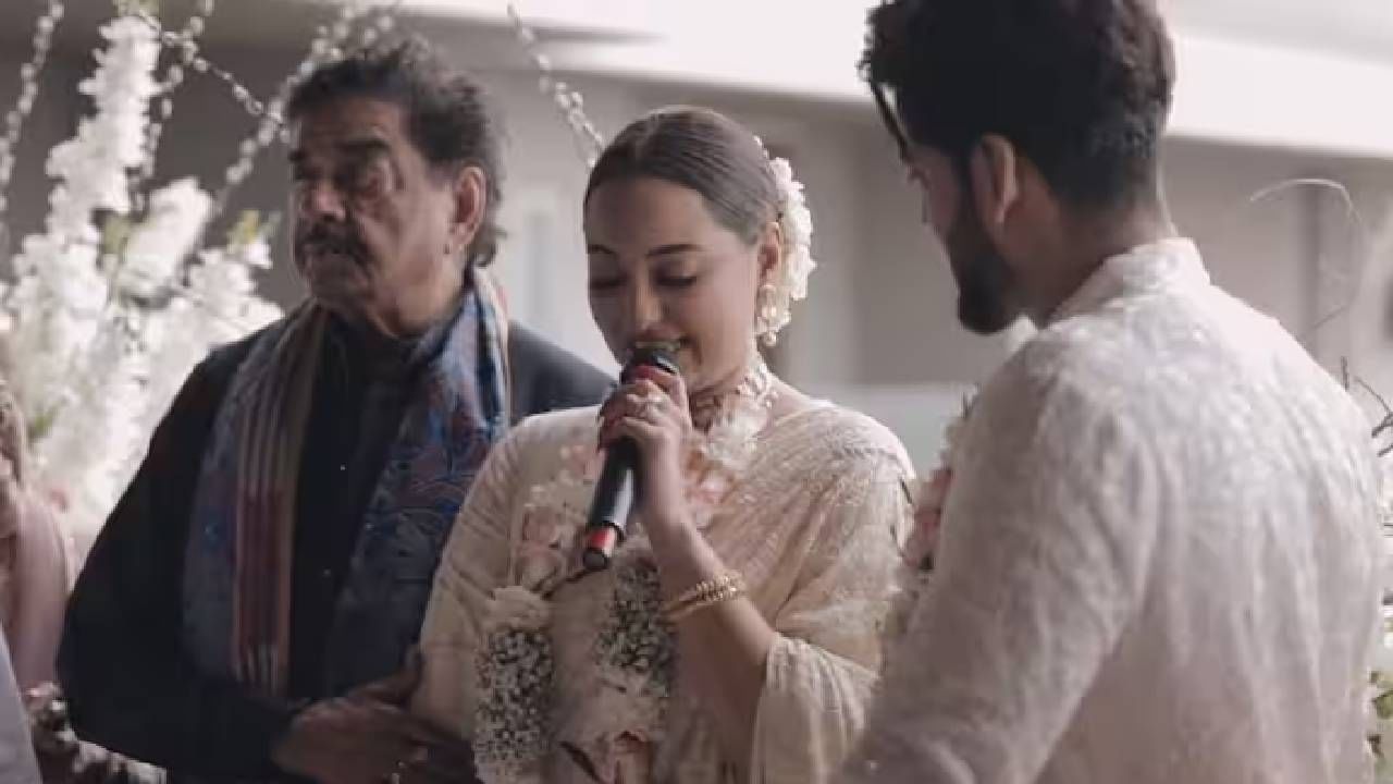 लग्नाची नोंदणी केल्यानंतर सोनाक्षी आणि झहीर यांनी एकमेकांना हारही घातला. यावेळी दोघेही फोटोमध्ये खुश दिसत आहेत. लग्नाची नोंदणी केल्यानंतर सोनाक्षी आणि झहीर यांनी एकमेकांना हार घातल्याचे देखील फोटोमध्ये दिसत आहे.