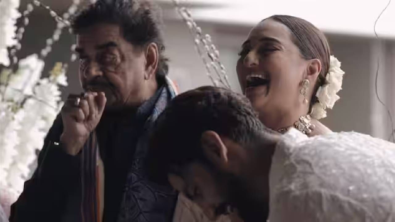 एका फोटोमध्ये शत्रुघ्न सिन्हा हे सोनाक्षीच्या बाजूला उभे राहिल्याचे दिसत आहे आणि ती माईकवर बोलत आहे. यावेळी शत्रुघ्न सिन्हा भावूक झाल्याचे देखील बघायला मिळतंय.