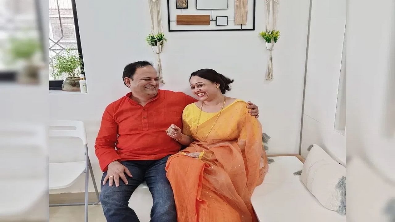 सोनालिका जोशी आणि समीर जोशी यांचं लग्न 2001 मध्ये झालं होतं. दोघांना एक मुलगी आहे. त्यांच्या मुलीचं नाव आर्या जोशी असं आहे.