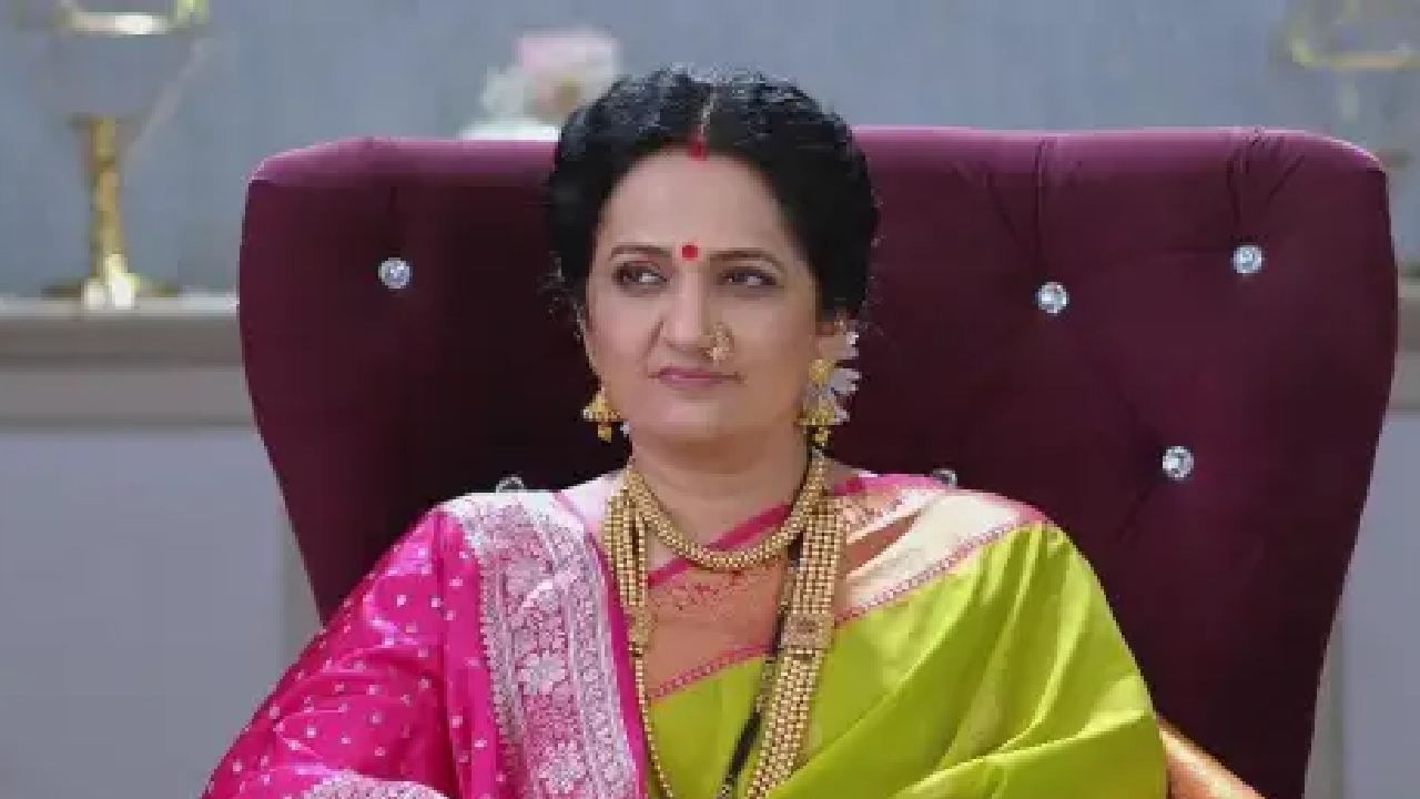 चारुहास अक्षराला येऊन सांगतो की भुवनेश्वरी तुमचा संसार कधीच सुखाने होऊ देणार नाही. त्यामुळे तुम्ही दोघं चार ते पाच दिवस कुठेतरी बाहेर जाऊन या. त्याचवेळेस तुझ्या मनातलं प्रेम त्याच्याकडे व्यक्त कर, असाही सल्ला तो देतो.