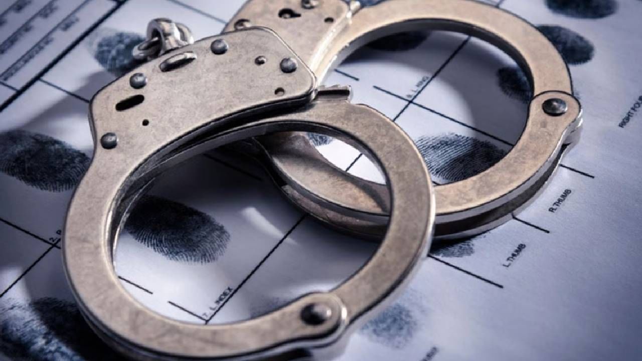 वसईमध्ये आपल्या प्रियसीवर रोहित यादव याने पान्याच्या मदतीने हल्ला केल्याची घटना समोर आली होती. मृत तरूणी आरती यादव आणि रोहित यादव यांचे गेल्या सहा महिन्यांपासून प्रेमसंबंध होते.