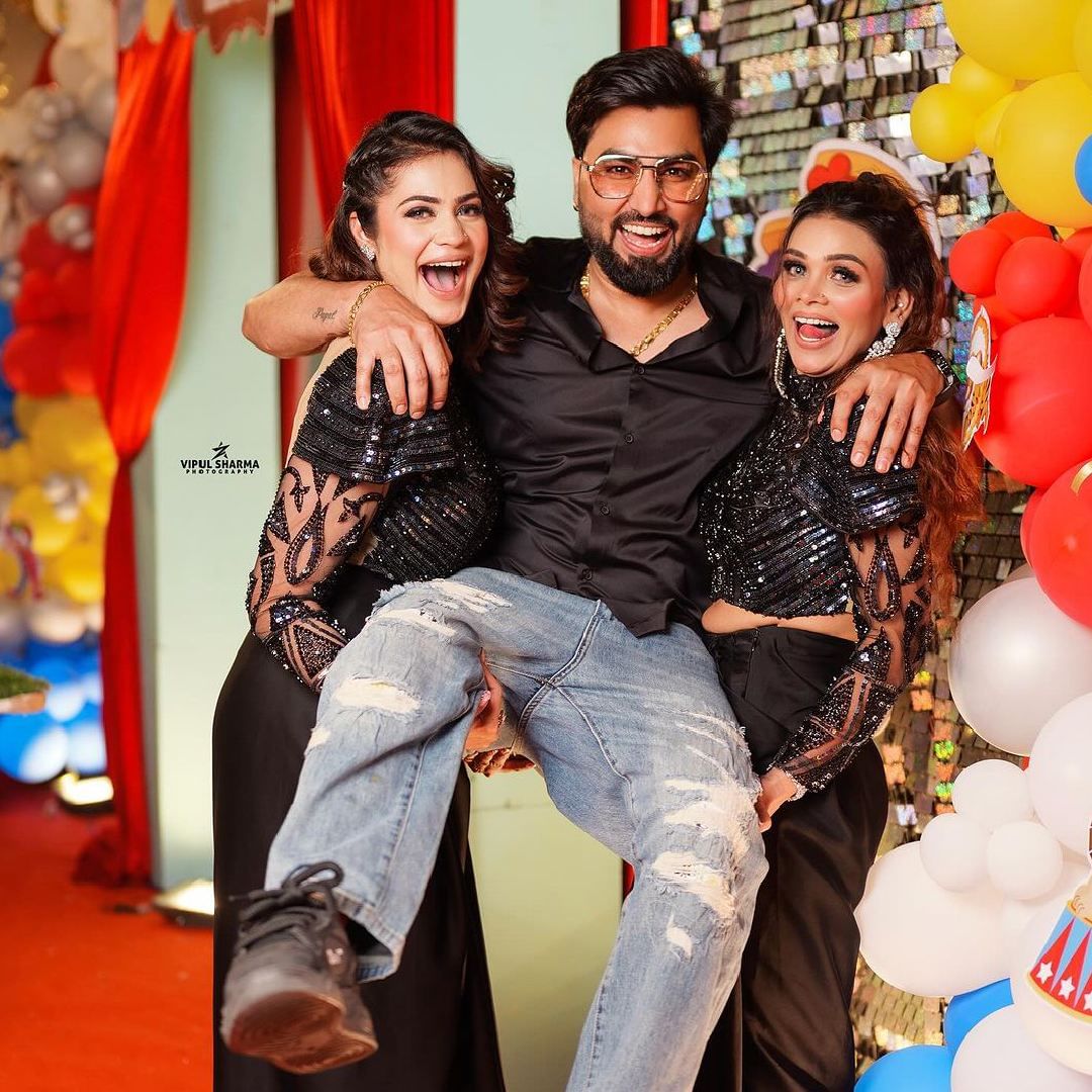 'बिग बॉस ओटीटी 3'चे सूत्रसंचालक अनिल कपूर यांनी अरमान मलिकसोबत बरीच मस्करी केली. इथे लोकांना एक पत्नी सांभाळली जात नाही आणि तू दोन लग्न केलेस, असं ते त्याला म्हणाले. यानंतर अनिल कपूर हे अरमानसोबत एक खेळ खेळले.