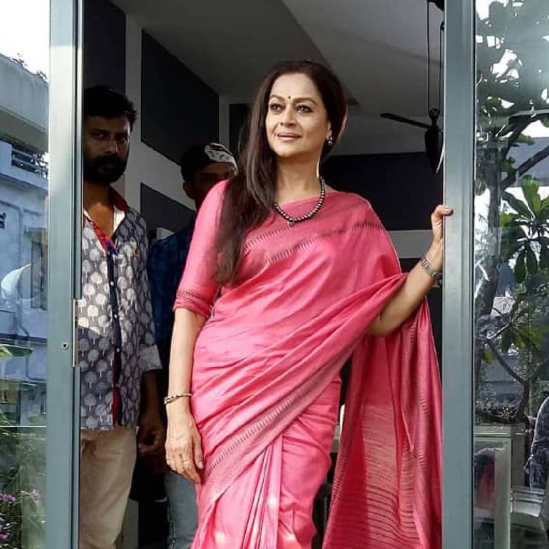 अभिनेत्री जरीना वहाब यांनी 'मिस्टर अँड मिसेस' या चित्रपटात राजकुमार रावच्या ऑनस्क्रीन आईची भूमिका साकारली आहे. यासाठी त्यांना 30 लाख रुपये मानधन मिळालं आहे.