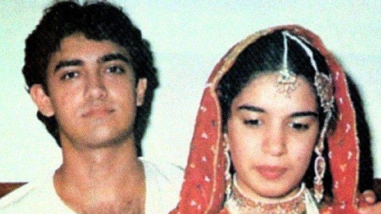 आमिर खानने 1986 मध्ये रिना दत्ताशी पहिलं लग्न केलं होतं. रिना ही आमिरची शेजारी होती असं म्हटलं जातं. जेव्हा आमिरने तिला प्रपोज केलं, तेव्हा सुरुवातीला तिने नकार दिला होता. पण नंतर 80च्या दशकाच्या सुरुवातीला दोघं एकमेकांना डेट करू लागले.