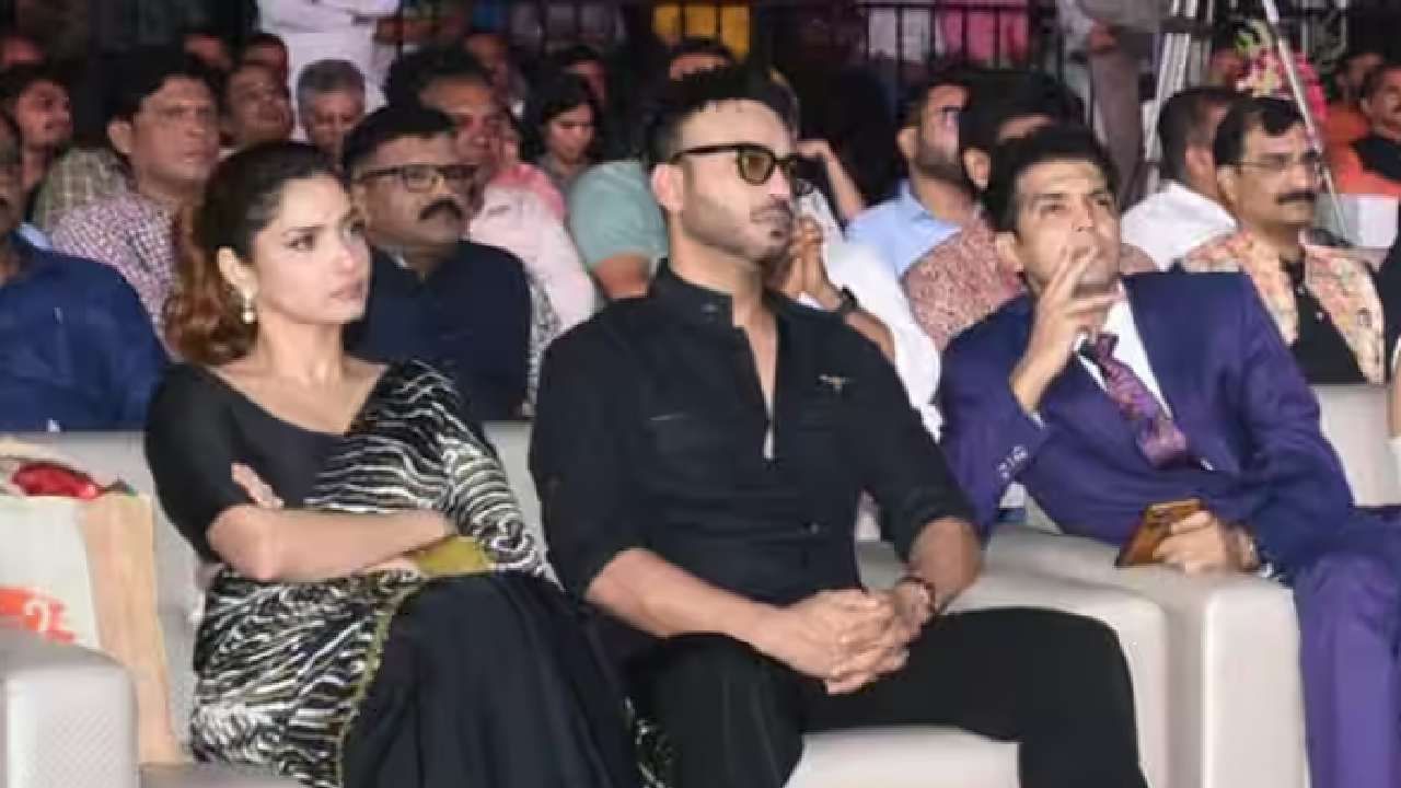 अभिनेत्री अंकिता लोखंडे तिचा पती विकी जैनसोबत या कार्यक्रमाला पोहोचली होती. यावेळी दोघांनीही काळ्या रंगाचे कपडे परिधान केले होते. अंकिताने काळ्या रंगाडी सिल्क साडी नेसली होती तर विकीने काळ्या रंगाचा शर्ट-पँट परिधान केला होता.  