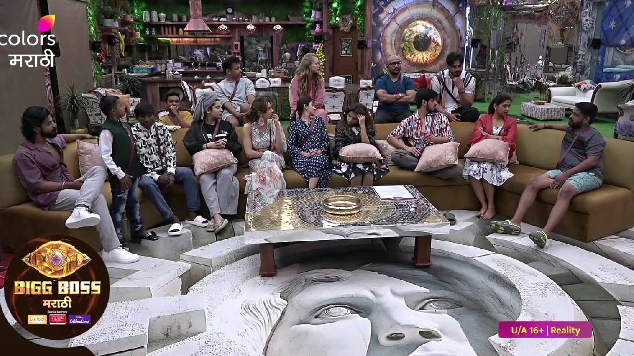 घरातील सर्व सदस्य एकत्र जमल्यावर 'बिग बॉस' आदेश देणार आहेत. त्यांच्या आदेशाची सर्व सदस्य आतुरतेने वाट पाहत आहेत. सर्व सदस्य बेडरुमध्ये मेकअप करणाऱ्या वर्षांताईंना बाहेर बोलवताना दिसत आहेत.  