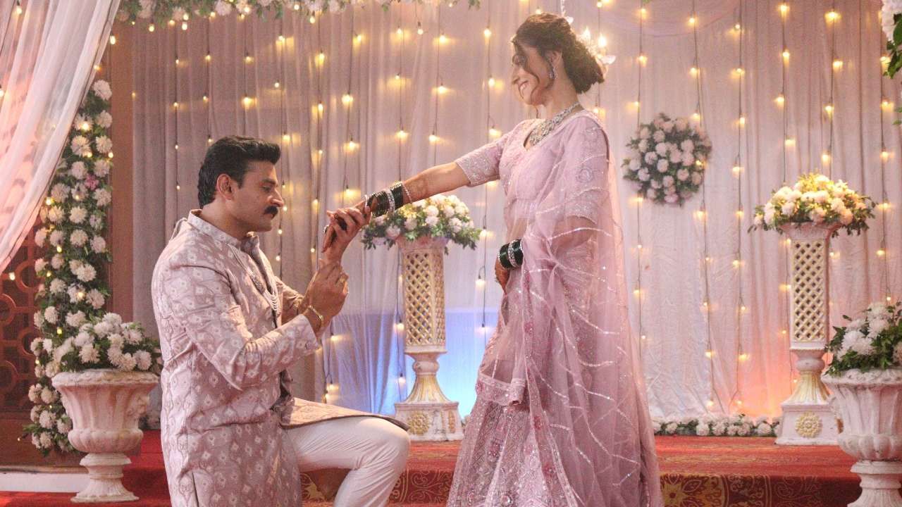 जानकी-ऋषिकेशच्या लग्नाच्या दहाव्या वाढदिवसाच्या निमित्ताने संपूर्ण रणदिवे कुटुंबाने मिळून पुन्हा एकदा दोघांच्या लग्नाचा घाट घातलाय.