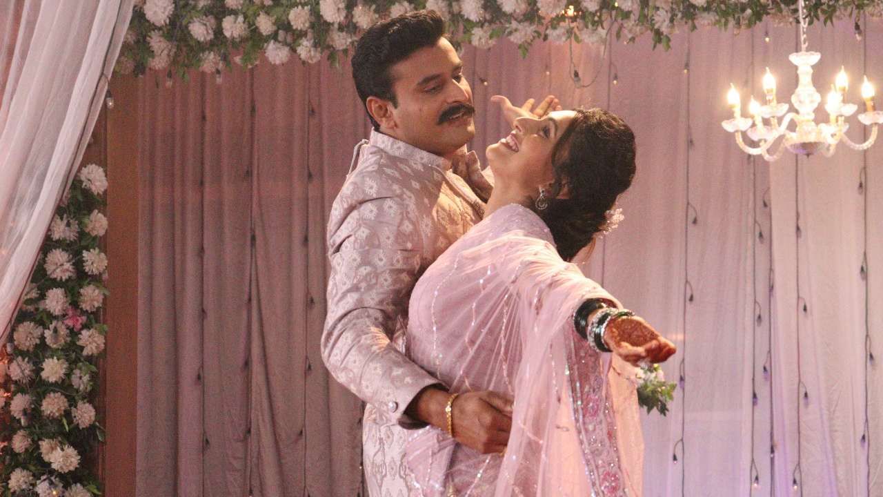 मेहंदी आणि हळदीचा कार्यक्रम थाटात पार पडल्यानंतर आता लगबग सुरू आहे ती संगीत सोहळ्याची. जानकी-ऋषिकेशने संगीत सोहळ्यासाठी फिक्का जांभळ्या रंगाचा पोशाख परिधान केला आहे.