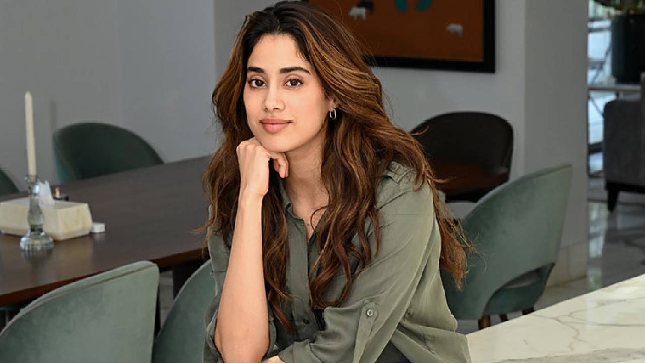 जान्हवी कपूर आणि उर्फी जावेद दोघी बहिणी असल्याचे अनेकांनी म्हटले आहे. जान्हवी कपूरचे एका मागून एक चित्रपट प्रेक्षकांच्या भेटीला येताना दिसत आहेत.