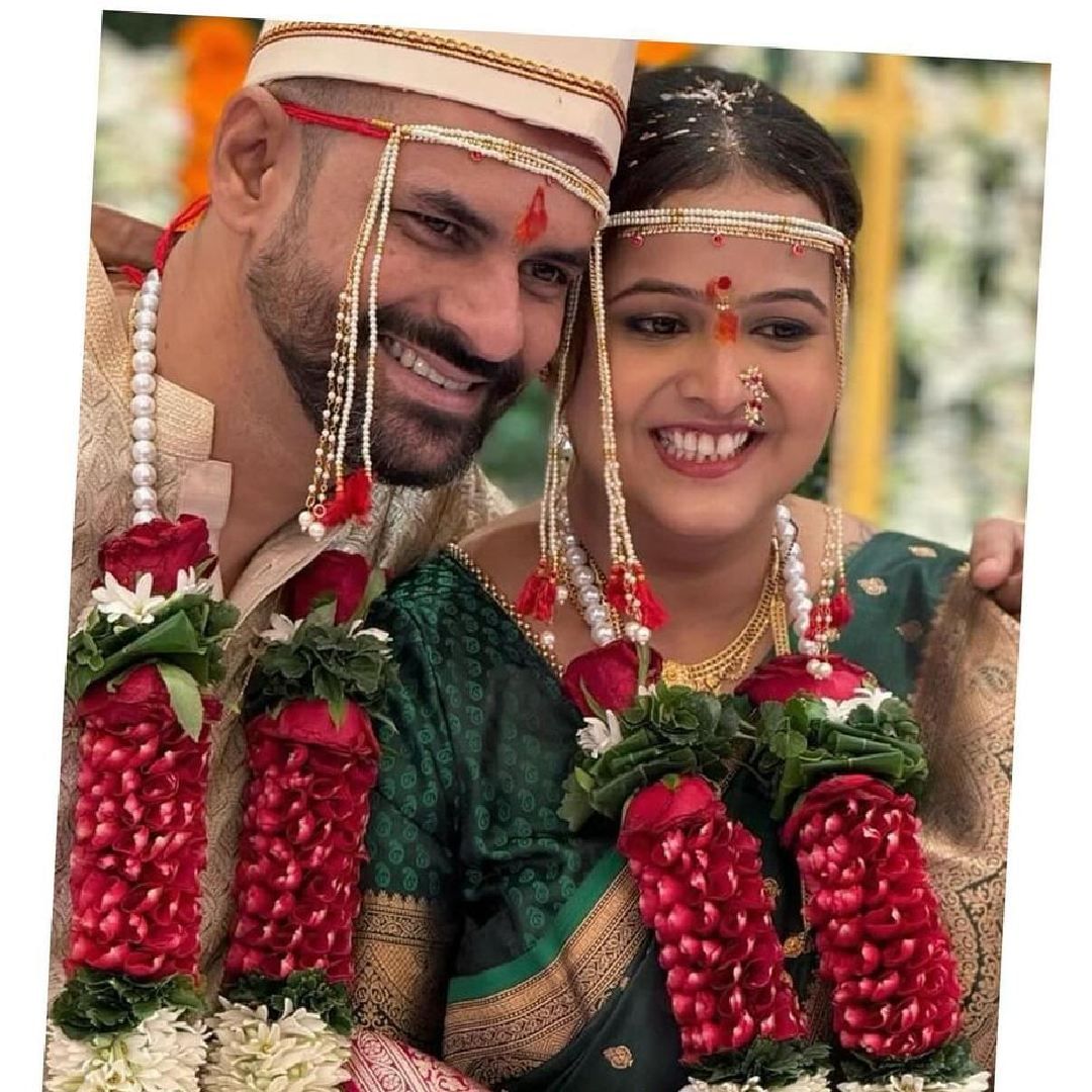 जुईली ही सहाय्यक दिग्दर्शिका असून तिने समीरसोबत बऱ्याच चित्रपटांमध्ये एकत्र काम केलंय. 'सत्यप्रेम की कथा' या चित्रपटासाठीही दोघं एकत्र काम करत होते. कार्तिकच्या या पोस्टवर कमेंट करत समीरनेही त्याचे आभार मानले आहेत.  