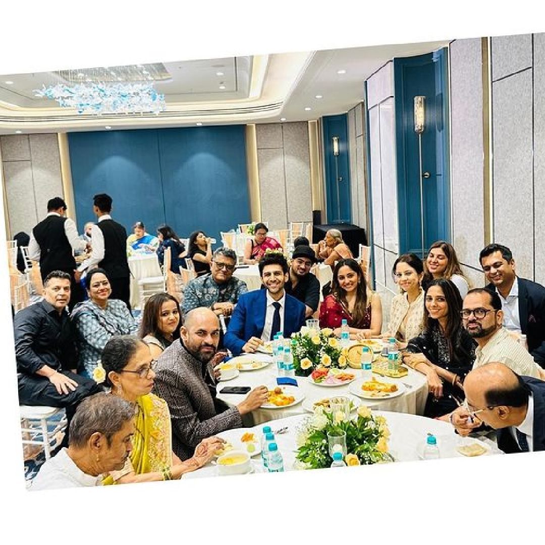 समीर विद्वांसने 'सत्यप्रेम की कथा' या हिंदी चित्रपटाचं दिग्दर्शन करत बॉलिवूडमध्ये पदार्पण केलं होतं. यामध्ये कार्तिक आर्यन आणि कियारा अडवाणी यांच्या मुख्य भूमिका होत्या. त्यामुळे कार्तिकलाही या लग्नाचं खास आमंत्रण होतं.  