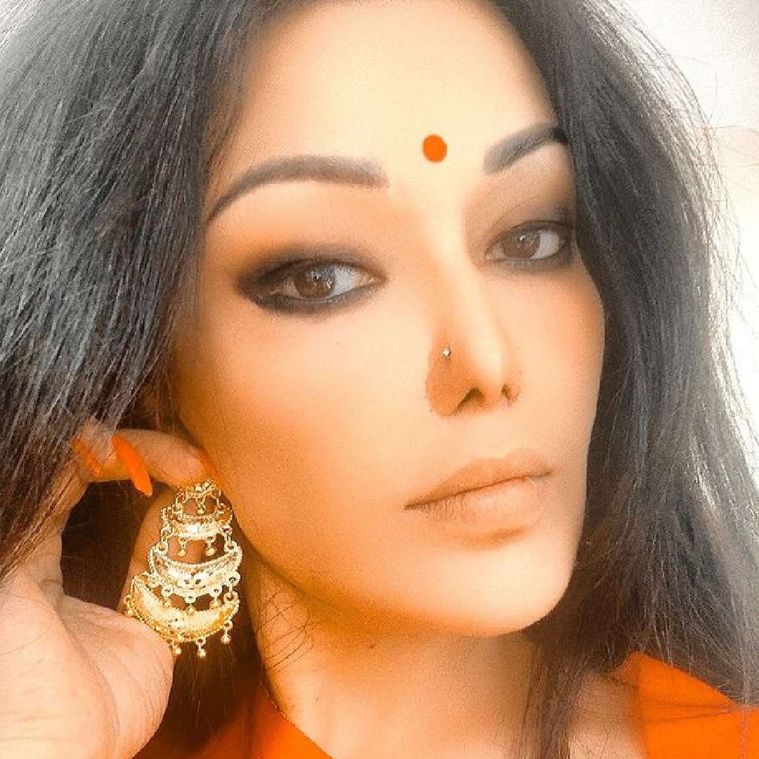 सर्जरी अयशस्वी ठरल्याने कोएना मित्राच्या आयुष्यावर खूप वाईट परिणाम झाला आणि परिणामी तिला चित्रपट मिळणंसुद्धा बंद झालं. कोएनावर एक चेक बाऊन्सचाही केस होता. यामुळे तिला सहा महिने तुरुंगात राहावं लागलं होतं. 'साकी साकी' गर्ल म्हणून ओळखल्या जाणाऱ्या कोएनाने तिच्या करिअरमध्ये 12 चित्रपटांमध्ये काम केलं. तिने 2004 मध्ये बॉलिवूडमध्ये पदार्पण केलं होतं. 'बिग बॉस 13' मध्ये ती शेवटची दिसली होती.