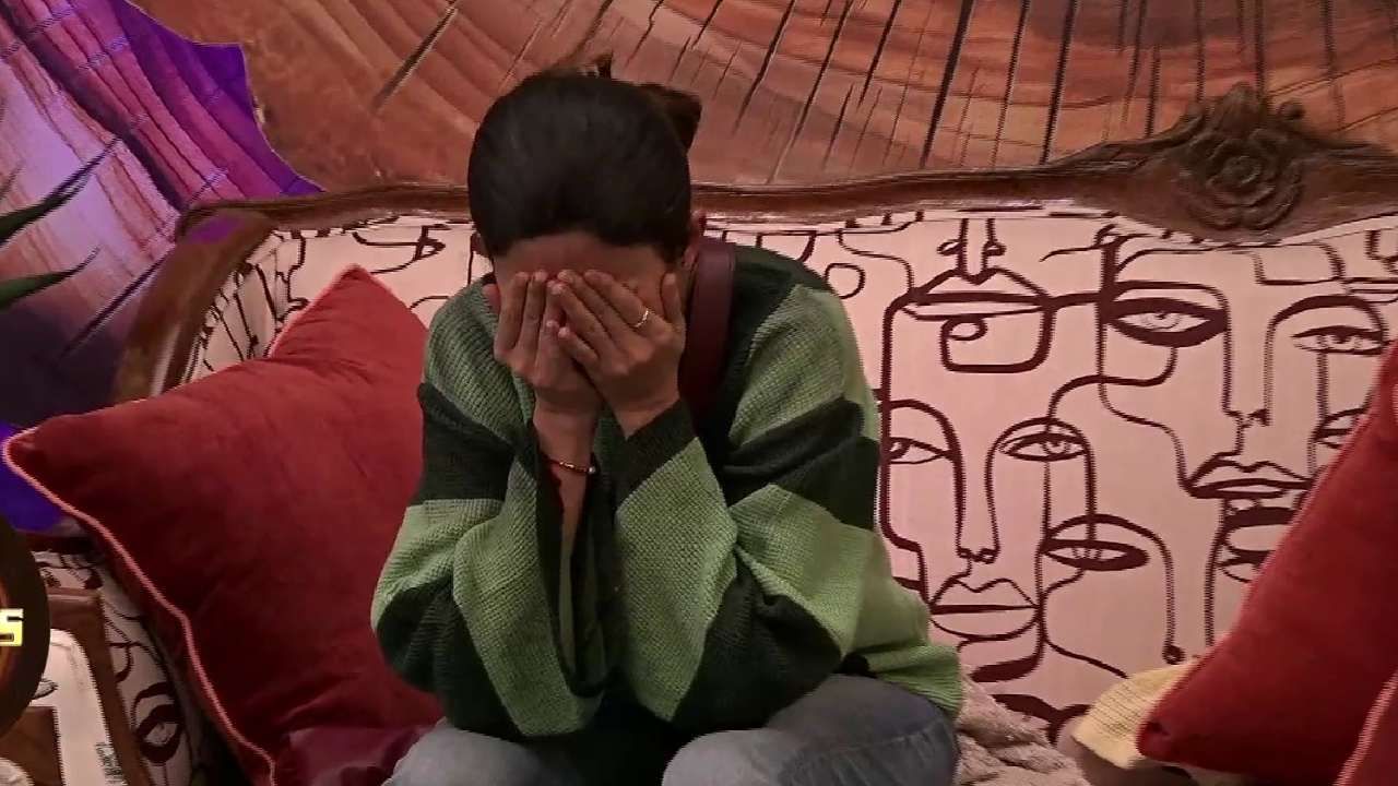 निक्कीसोबतच्या या बाचाबाचीनंतर अंकिता सर्व सदस्यांपासून दूर जाते आणि ढसाढसा रडते. 'कोकण हार्टेड गर्ल' अंकिता प्रभू-वालावलकरने रितेश देशमुखसमोर गाऱ्हाणं घालत 'बिग बॉस मराठी'च्या घरात प्रवेश केला होता.