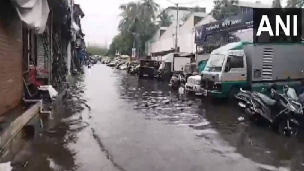 मुंबईत सीजनमधील पहिल्याच पावसाने प्रशासनाची पोलखोल केली आहे. दरवर्षीप्रमाणे मुंबईत नालेसफाईचे दावे केले जात होते. पण मुंबापुरीची तुंबापुरी झाली आहे. कुर्ला बंटारा भवन भागातील ही दृश्य आहेत.
