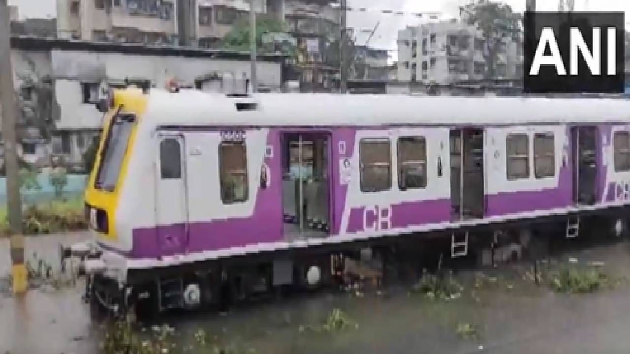 मुंबईत काल रात्रीपासून ढगांचा गडगडाट, वादळी वाऱ्यासह मुसळधार पाऊस सुरु आहे. काल दिवसभर ढगाळ वातावरण होतं. अधन-मधन पावसाच्या सरी कोसळत होत्या. पण संध्याकाळपासून पावसाने जोर पकडला. कुर्ला रेल्वे स्थानक परिसरातील ही दुश्य आहेत.