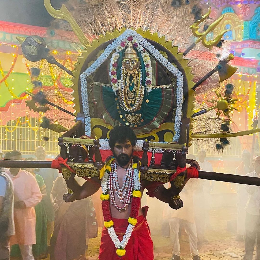 देवीच्या पालखीबद्दल बोलायचं झालं तर वीस किलोंची ती पालखी होती आणि आर्टदादांनी तर कमालच केली होती. वीस किलोंची पालखी आणि तो पेहराव, त्यासोबत डायलॉग्स बोलायचं हे सगळं करण्यात दमछाक झाली होती. एकदा, दोनदा मला चक्करही आली पण तरी मी थांबलो नाही. कारण ती एक ऊर्जा आणि शक्ती अंगात होती,