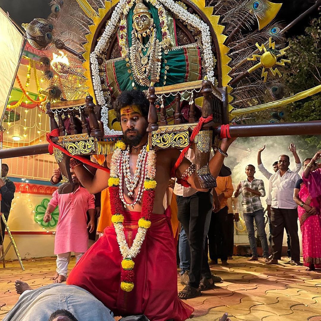 जेव्हा तो दिवस आला तोपर्यंत मी काहीही ठरवलं नव्हतं. कारण अंगात येणं हे मी आजपर्यंत कधी अनुभवलं नव्हतं. म्हणून ते कसं करायचं आणि काय करायचं याची कल्पना नव्हती. जेव्हा मी तयार होऊन बसलो आणि स्वतःला आरशात पाहिलं तेव्हा माझा आत्मविश्वास वाढला,