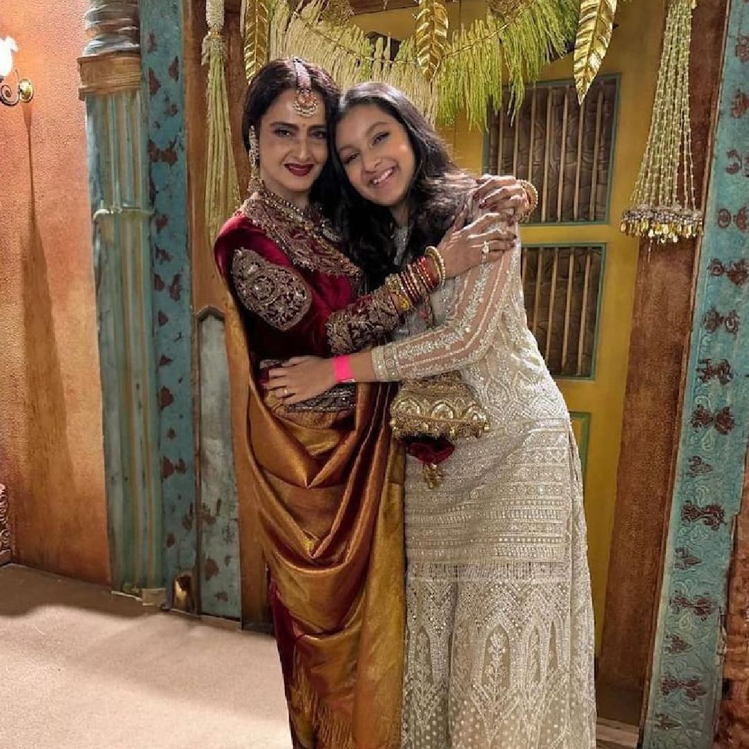 इतकंच नव्हे तर दिग्गज अभिनेत्री रेखा यांच्यासोबतही तिने फोटो शेअर केला आहे. या फोटोमध्ये रेखा यांनी सिताराला मिठी मारली आहे.