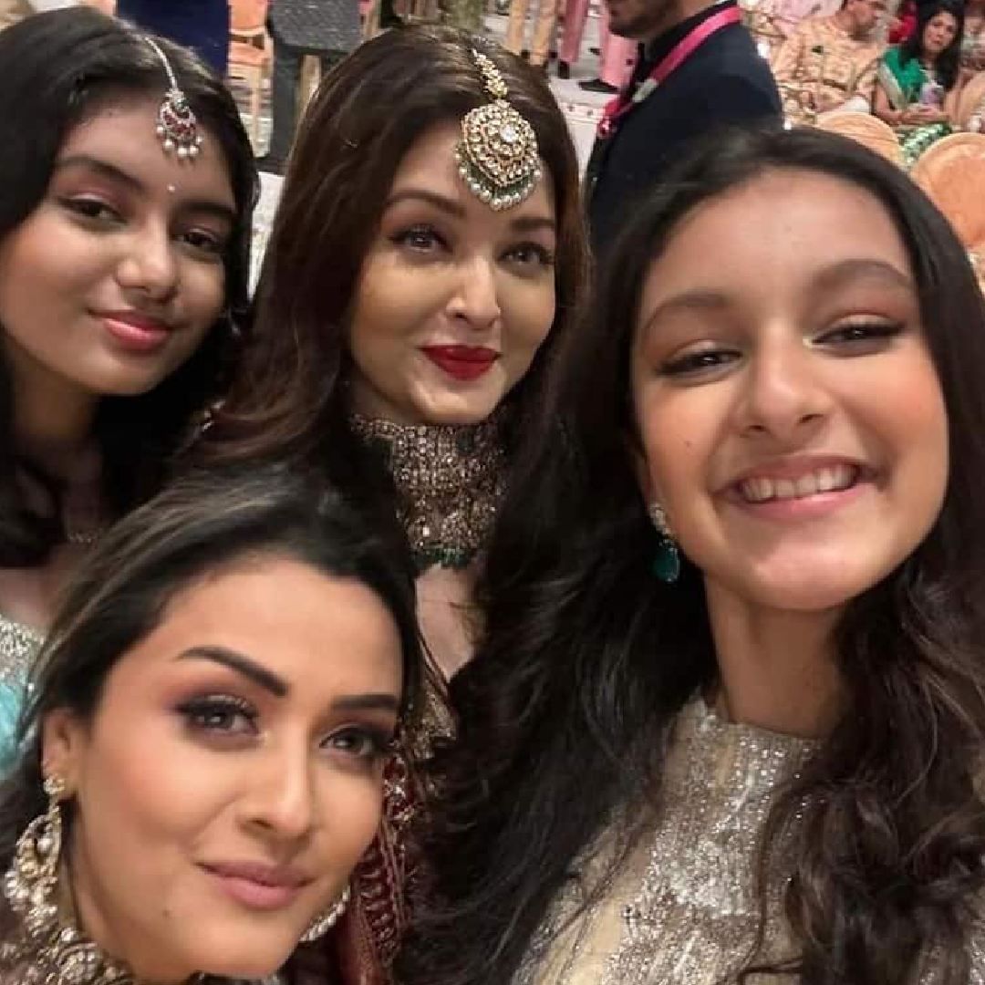 याशिवाय तिने ऐश्वर्या राय बच्चनसोबतही फोटो क्लिक केला. या फोटोमध्ये ऐश्वर्याची मुलगी आराध्या आणि सिताराची आई नम्रतासुद्धा दिसत आहेत.