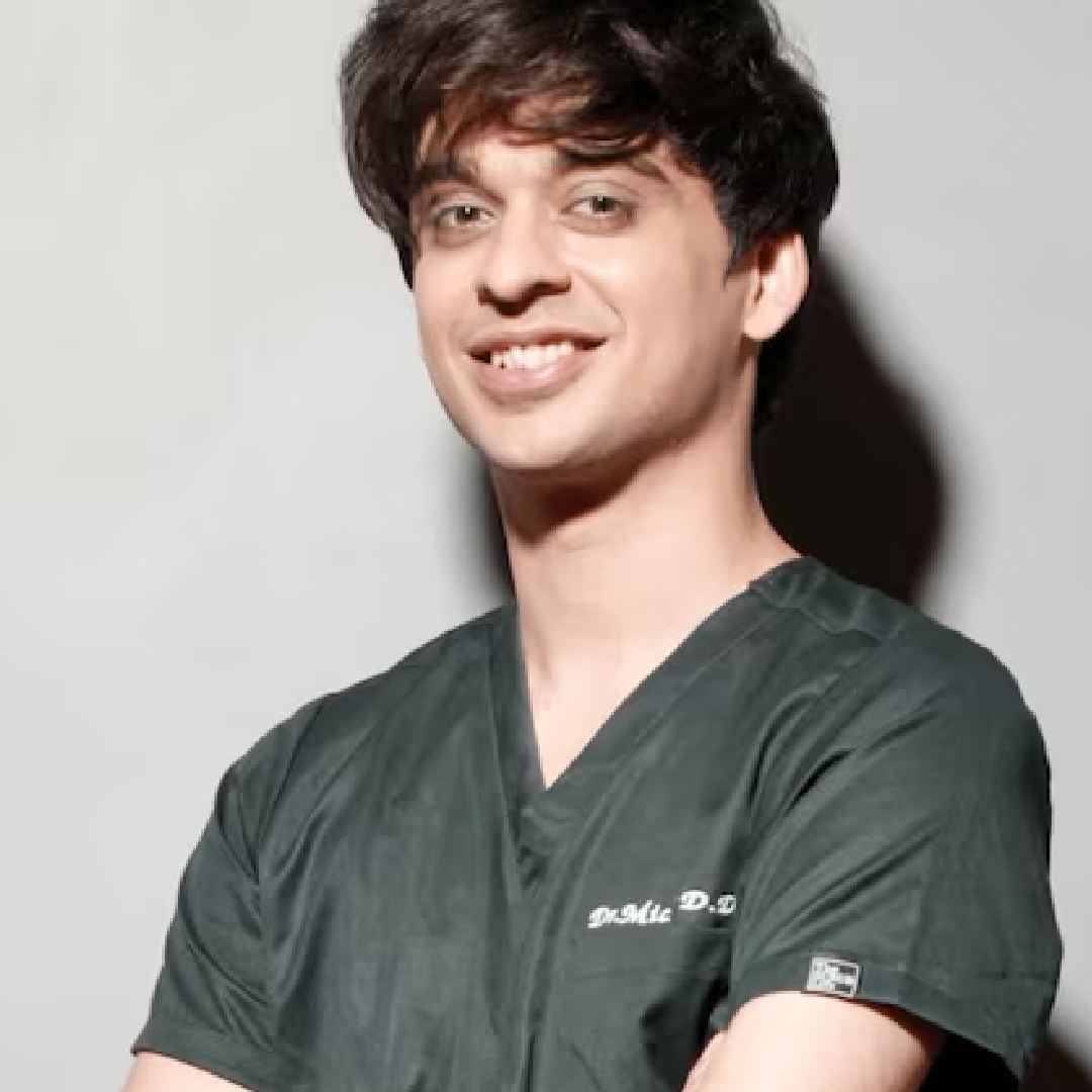 मिकीने त्याच्या इन्स्टाग्राम अकाऊंटवर एक रील शेअर केली आहे. यामध्ये लहानपणापासून आतापर्यंतचा त्याचा प्रवास पहायला मिळतोय. अभिनयक्षेत्रात काम करणारा मिकी आता डॉक्टर बनला आहे. या व्हिडीओमध्ये 'क्रिश' चित्रपटातील फुटेज आणि हृतिक रोशन, राकेश रोशन यांच्यासोबतचे फोटोसुद्धा पहायला मिळत आहेत.  