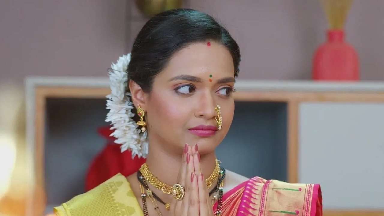 लीलाच्या आई बाबांसमोर एजे आणि लीला सुखी जोडपं असल्यासारखे वावरत आहेत. एजे असं वागत आहेत हे पाहून लीलाला खूप बरं वाटतं. पण किशोर तिला सतत आठवण करून देत आहे की तुला अंतराच्या मृत्यूचे पुरावे शोधायचे आहेत. त्यामुळे ती एजेकडे सतत साशंक नजरेने पाहत आहे.  